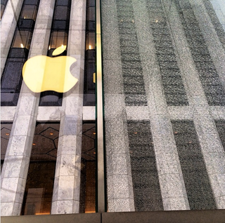 Illustration for article titled Snowblower turns Fifth Avenue Apple Store glass into beautiful painting
